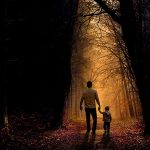 Padre e hijo paseando por el bosque
