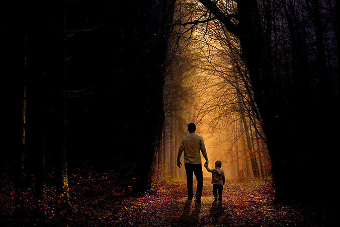 Padre e hijo paseando por el bosque